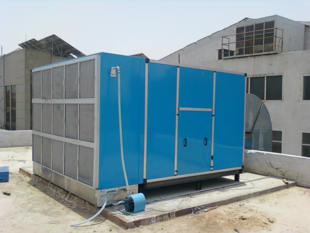 Contemporary commercial building with integrated climate systems